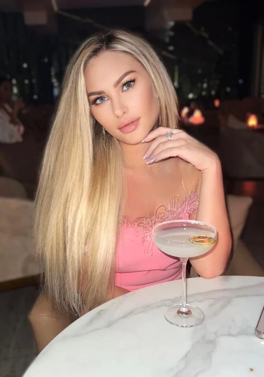 Aksena escort in Dubai