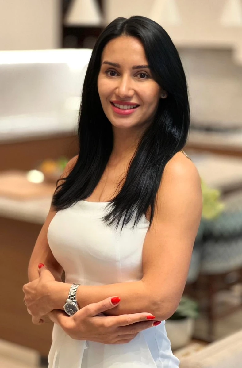 Mona escort in Dubai
