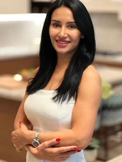 Mona escort in Dubai